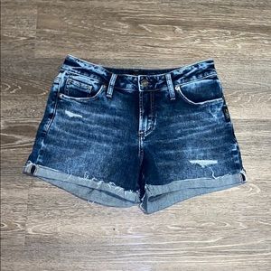Roll blue jean shorts